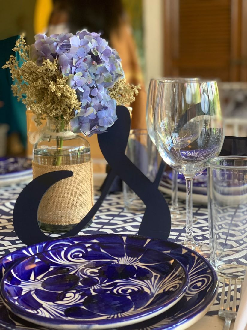 Centro de mesa con hortensias y vajilla de Talavera