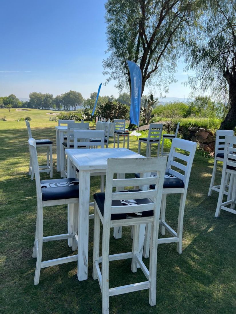 Periqueras blancas en jardín