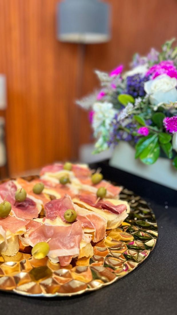 Canapés y arreglo floral