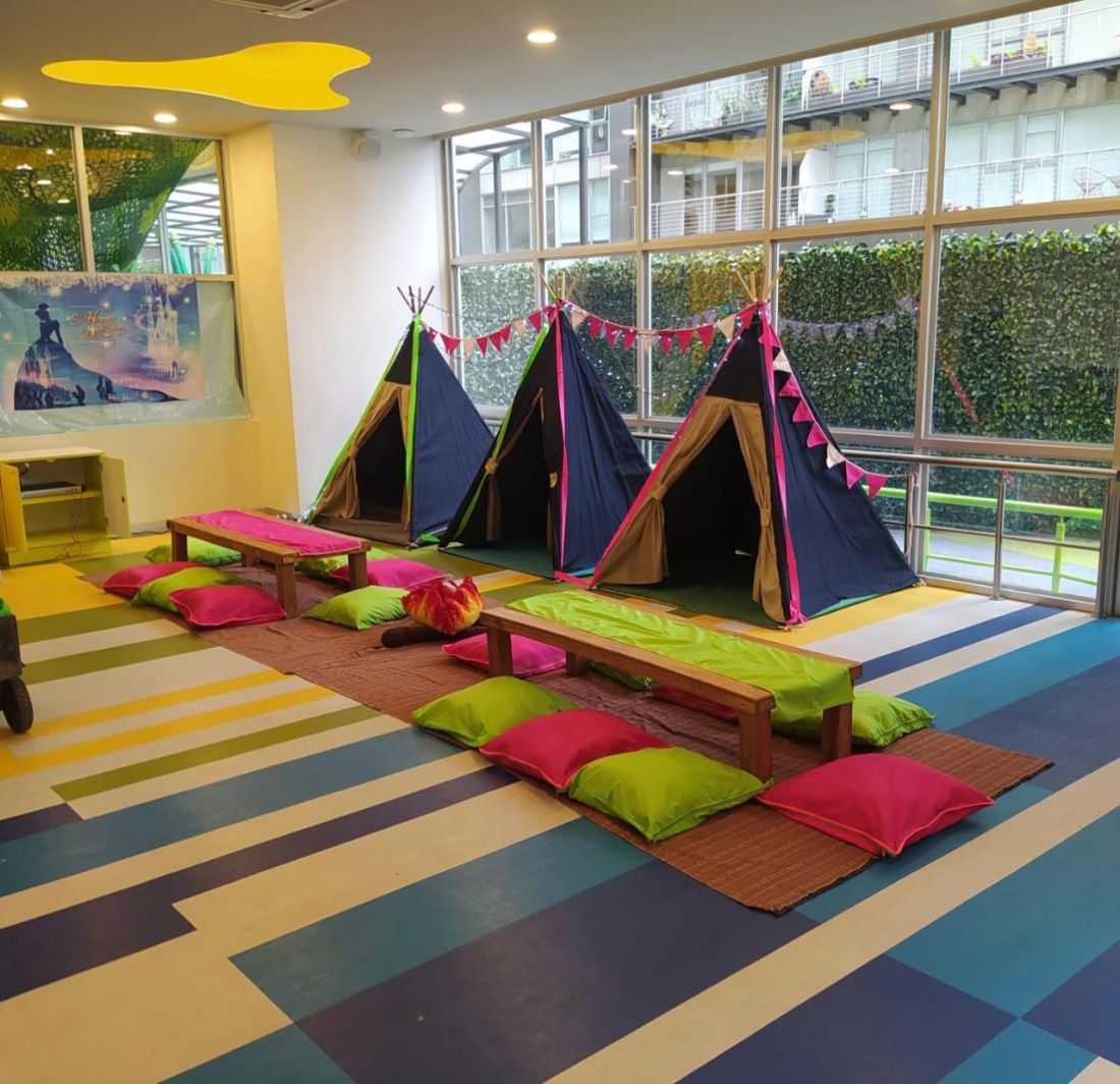Pijamada infantil con casitas de campaña