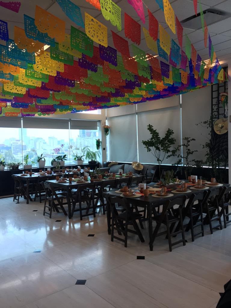 Montaje mexicano con papel picado