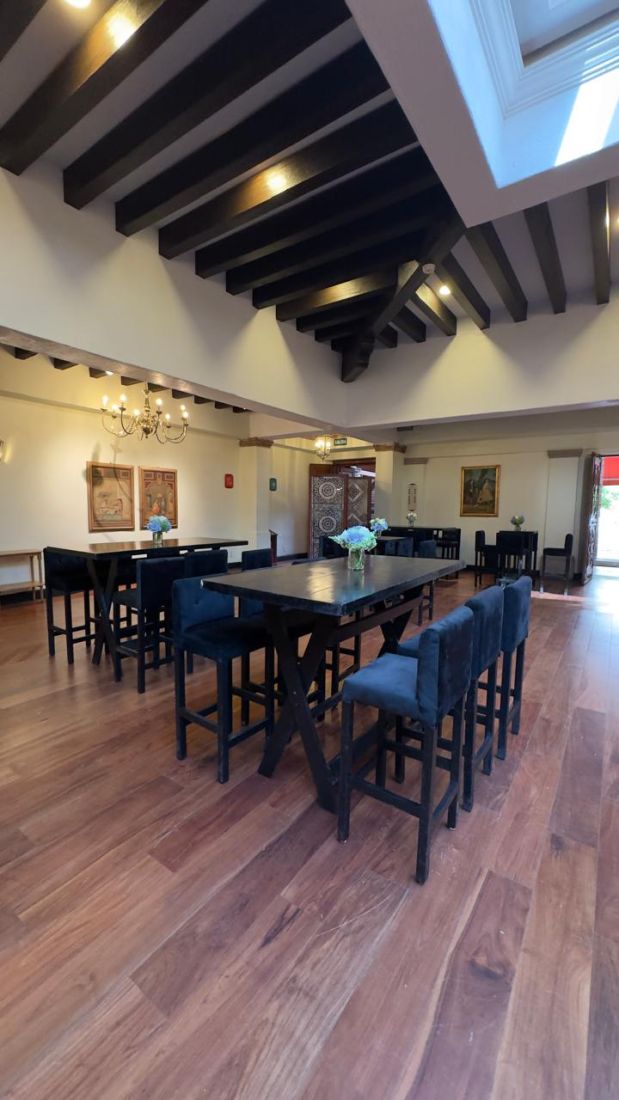 Salón con mesas altas en azul marino