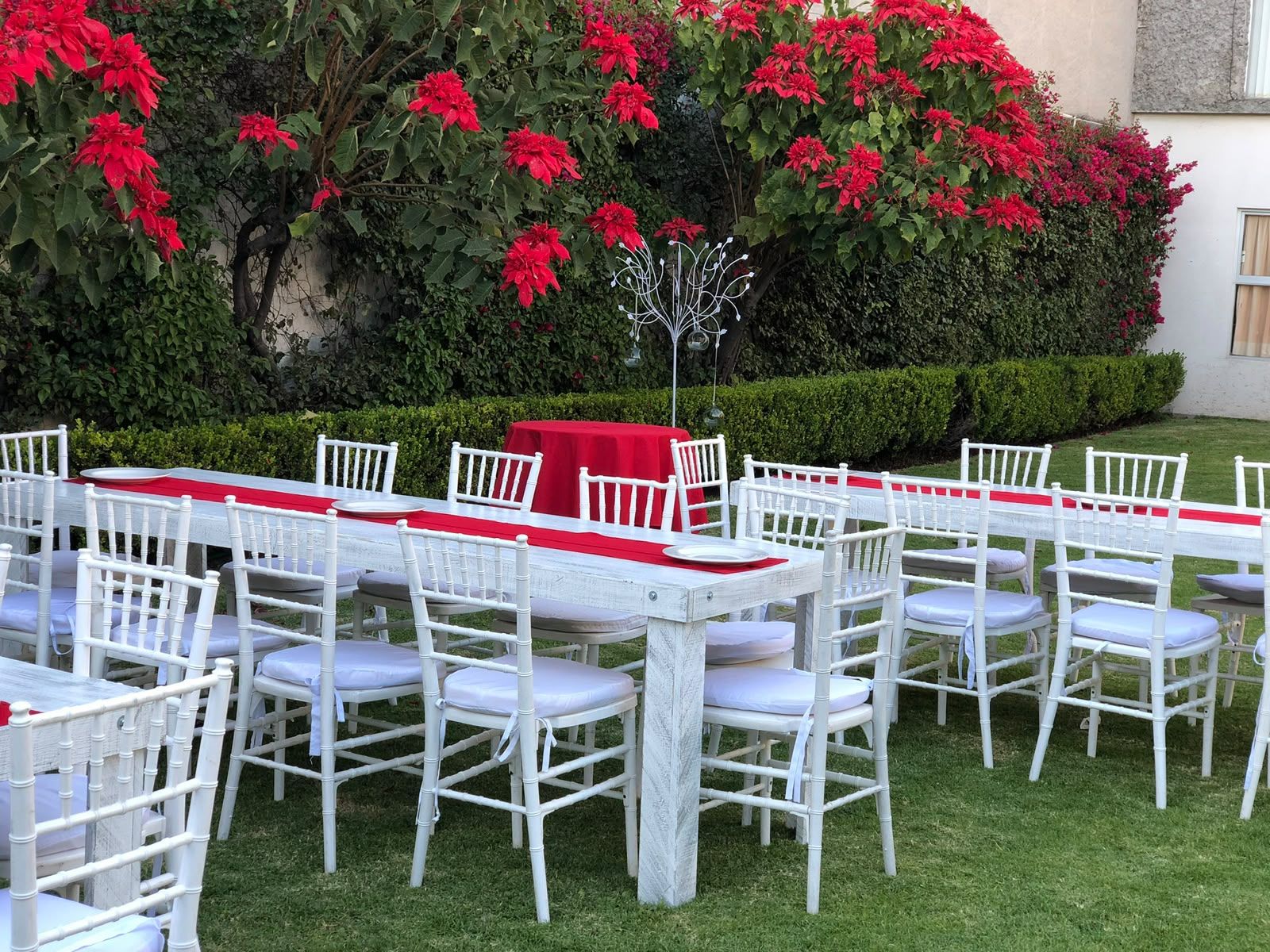 Mesas con sillas Tiffany en jardín