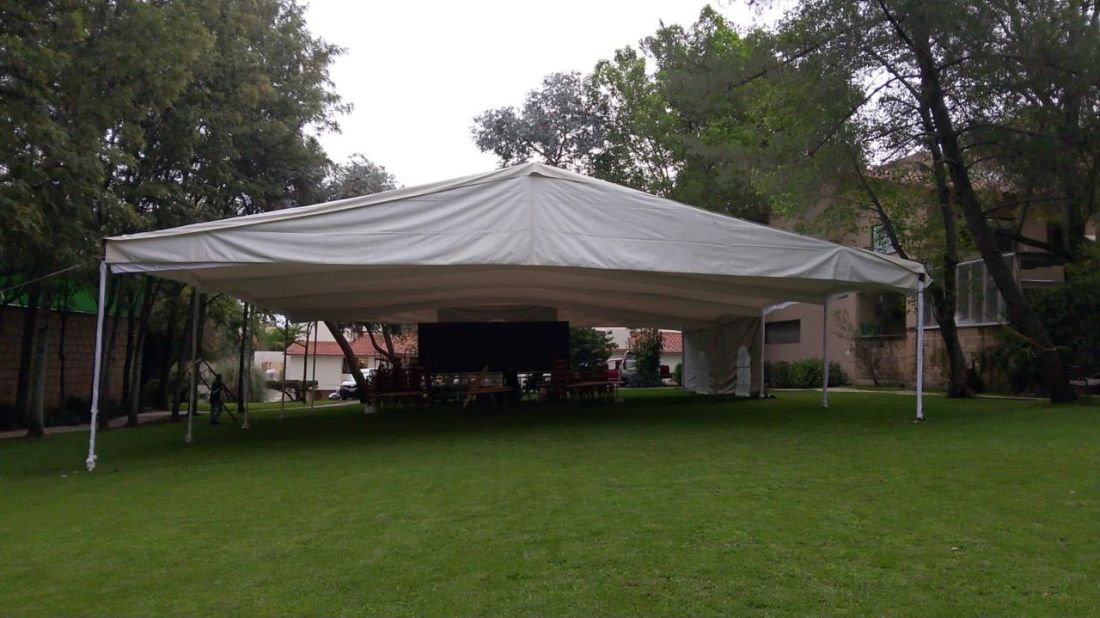 Carpa blanca en jardín