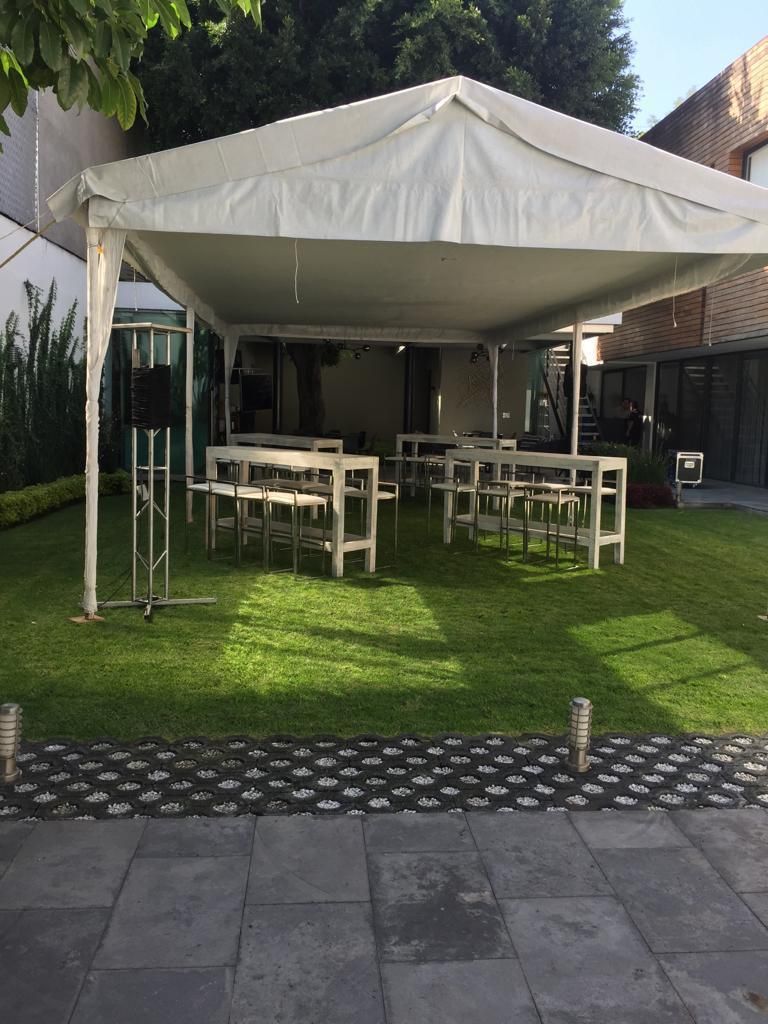 Carpa con mobiliario en jardín
